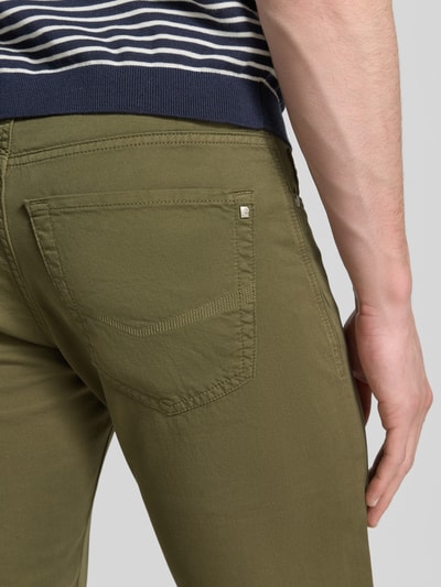Männermodel trägt Regular Fit Hose mit Eingrifftaschen Modell 'Lyon' von Pierre Cardin in Oliv, Baumwoll-Elasthan-Mix, Detailaufnahme Rückansicht. Herren Hose, Bundweite 41 cm, Innenbeinlänge 80 cm bei Größe 32/32.