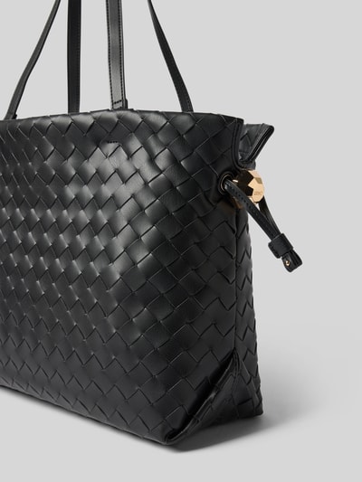 Produktfoto, Shoulder Bag in Leder-Optik Modell 'Pochette' von Liu Jo White mit Flechtstruktur, schwarzer Oberfläche, goldfarbenen Details, schmalem Schulterriemen, Hauptfach mit Überschlag und Magnetverschluss, Reißverschluss, Größe 29x20x13 cm, Riemen 60 cm.