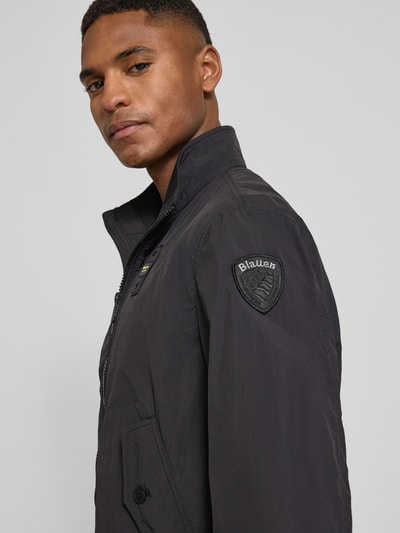 Männermodel trägt Jacke mit Pattentaschen Modell 'Alwin' von Blauer Usa, kolor czarny, stehend kołnierz, label-patch, detal zbliżenie na górną część, Nahaufnahme Oberkörper.