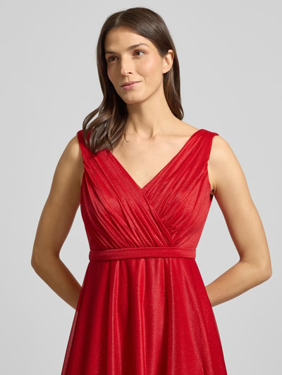 Kobiece model prezentuje Regular Fit Kleid mit Glitzer-Mesh od TROYDEN COLLECTION, błyszcząca siateczka, dekolt w serek, krój regular fit, długość do kolan, taliowany, bez rękawów, szerokość w rozmiarze 36: 37 cm, długość tyłu w rozmiarze 36: 58 cm, zbliżenie na górną część ciała