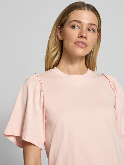 Kobiece model prezentuje damski t-shirt Regular Fit T-Shirt aus reiner Baumwolle Modell 'PENELOPE' od Selected Femme, efekt: jednolity kolor, aplikacja z falbanami, okrągły dekolt, rękaw o dł. 1/2, czysta bawełna; zbliżenie na górną część ciała