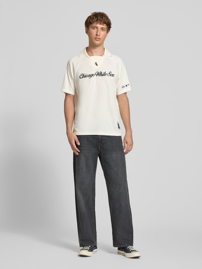 Männermodel trägt Wide Fit Jeans aus reiner Baumwolle Modell 'Ted' von JACK & JONES in dunklem Grau, Ganzkörperansicht von vorne. Herren Jeans aus dem 5-Pocket-Design, Knopf- und Reißverschluss, Bundweite 84 cm, Innenbeinlänge 75 cm.