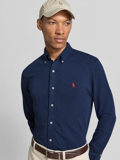 Mannelijk model draagt donkerblauw regular fit vrijetijdsoverhemd van puur katoen, Polo Ralph Lauren Heren, Nahaufnahme Oberkörper.