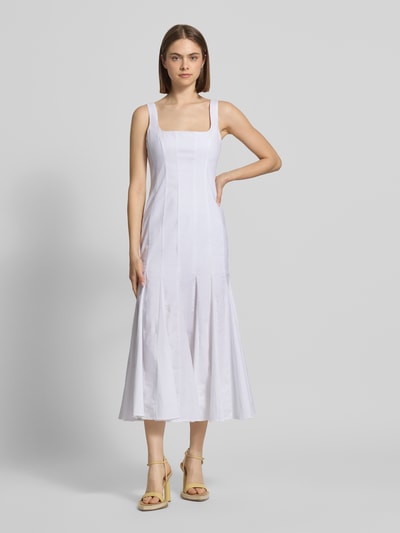 Frauenmodel trägt Cocktailkleid mit Karree-Ausschnitt Modell 'LOLITA' von Bardot aus weißem Baumwoll-Mix, Körpernaher-Schnitt, Midikleid, Breite Träger, Haken-Reißverschluss, Ganzkörperansicht von vorne.