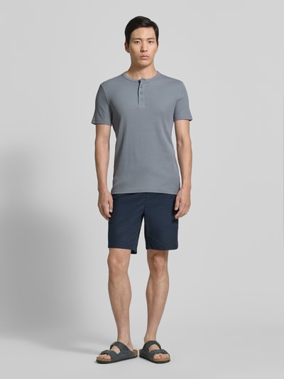 Männermodel trägt Regular Fit T-Shirt aus Baumwoll-Mix von JAKE*S STUDIO MEN in Grau, Henley-Ausschnitt, kurzärmelig, Ganzkörperansicht von vorne.