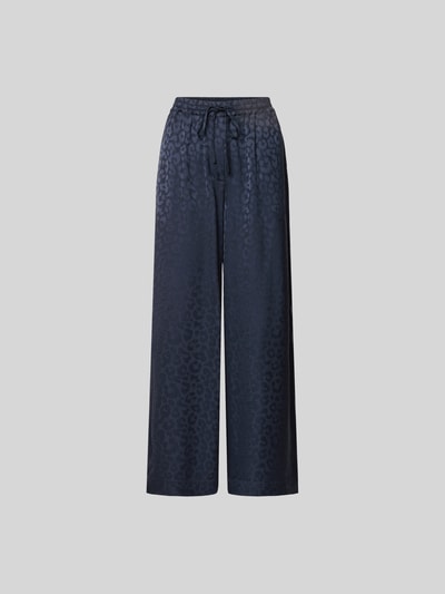 Produktfoto, Wide Fit Sweatpants mit Viskose-Anteil von Lala Berlin, dunkelblau mit Allover-Animal-Print, Eingrifftaschen, elastischer Bund mit Tunnelzug, aus Acetat-Mix mit Viskose-Anteil, glatte und leicht schimmernde Textur, Größe S, Innenbeinlänge 76 cm, Bundweite 41 cm.
