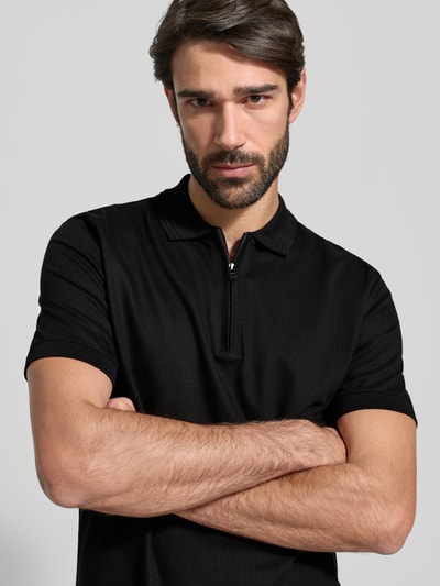 Männermodel trägt Regular Fit Poloshirt aus Baumwoll-Lyocell-Mix Modell 'H-PARAS 70' von BOSS, Optik: Unifarben, Nahaufnahme Oberkörper.
