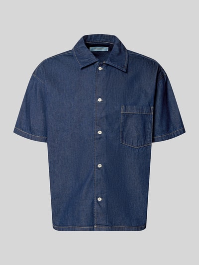 Produktfoto, Modern Fit Jeanshemd mit Brusttasche Modell 'AUSTIN' von Jack & Jones aus reiner gewachster Baumwolle in Dunkelblau, kurze Ärmel, Kentkragen, Knopfleiste, sichtbare Nähte, glatte Textur.
