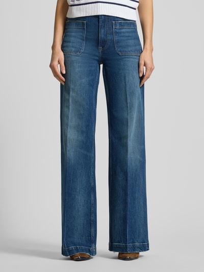 Kobieta modelka nosi Wide Leg Jeans mit Eingrifftaschen von Polo Ralph Lauren w kolorze niebieskim, luźny krój, widok z przodu, zdjęcie całej sylwetki.