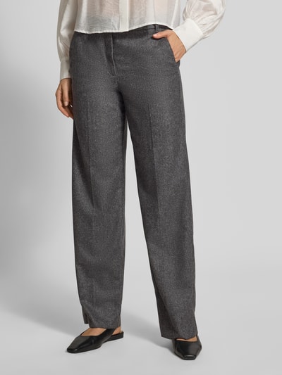 Frauenmodel trägt Straight Fit Hose aus Schurwoll-Mix mit Seiden-Anteil von Marella, graue Farbe, Bügelfalten, Nahaufnahme Oberkörper. Damen Hose von Marella, Schurwoll-Mix mit Seiden-Anteil, Straight Fit, Bügelfalten, Haken- und Reißverschluss, Bundweite bei Größe 36: 40 cm, Innenbeinlänge bei Größe 36: 82 cm.