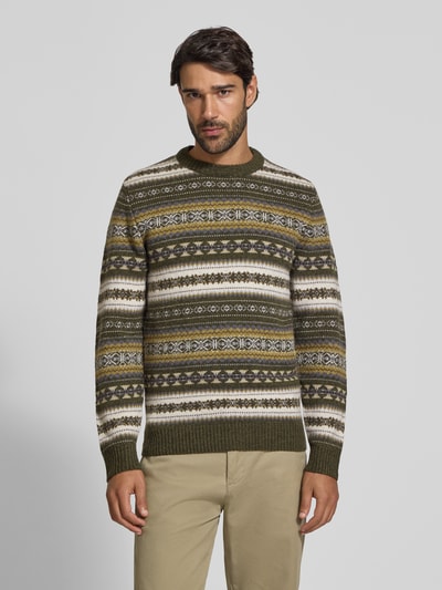Männermodel trägt Slim Fit Strickpullover aus Baumwoll-Mix mit Rundhalsausschnitt von MCNEAL, gemustert, Ganzkörperansicht von vorne. Herren Strickpullover, Baumwoll-Mix, Slim Fit, Rundhalsausschnitt, gerippte Blende, langärmliges Design, gerippte Abschlüsse, Rückenlänge bei Größe M: 71 cm, Ärmellänge bei Größe M: 65 cm.