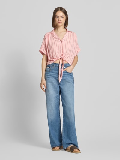 Frauenmodel trägt Regular Fit Hemdbluse aus reiner Viskose Modell 'PAULA' von Only, rosa-weiß gestreift, Cropped, Frontansicht Ganzkörperansicht.