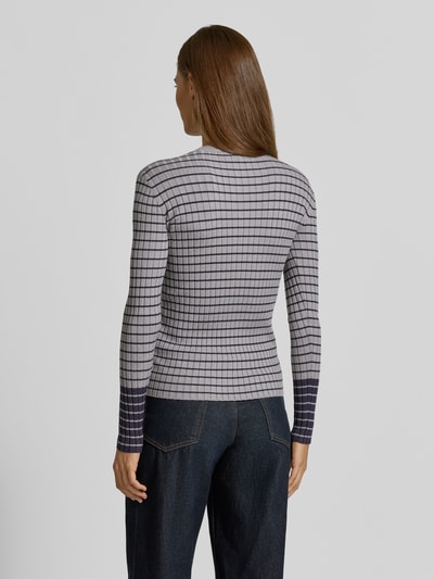 Frauenmodel trägt Skinny Fit Pullover aus Viskose-Mix von Emporio Armani, graues Karomuster, gerippte Optik, Ganzkörperansicht Rückansicht.