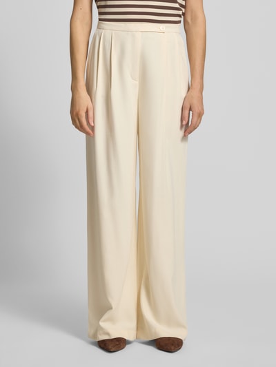 Frauenmodel trägt Bundfaltenhose aus Viskose-Mix mit Knopfverschluss von Jake*s Collection, cremefarben, Wide Leg, Nahaufnahme Oberkörper.