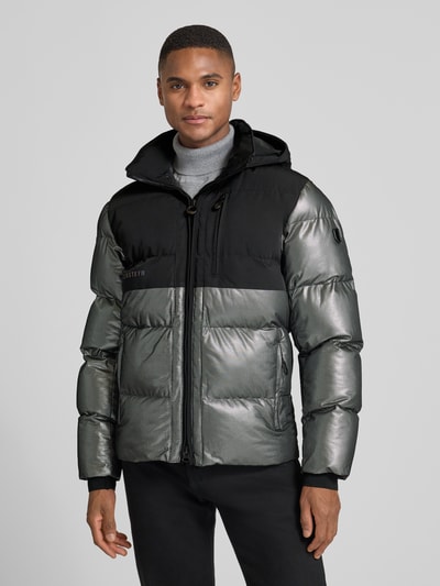 Männermodel trägt Regular Fit Steppjacke mit Stehkragen Modell 'ROYAL FLASH' von Wellensteyn, reflektierende Optik, Vorderansicht, Nahaufnahme Oberkörper.