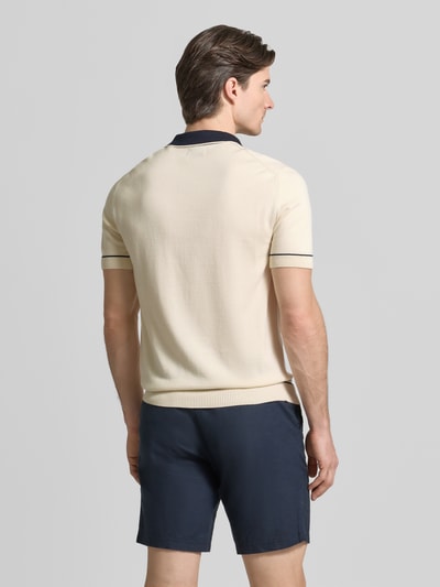 Männermodel trägt Slim Fit Poloshirt mit Logo-Stitching von Gant, Beige mit dunkelblauem Kragen, Baumwoll-Modal-Mix, Ganzkörperansicht Rückansicht.