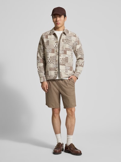 Männermodel trägt Regular Fit Overshirt mit Kentkragen Modell 'Layton' von Les Deux aus Baumwoll-Mix mit Muster und Knopfleiste, Ganzkörperansicht von vorne. Herren Overshirt mit Brusttasche, Rückenlänge bei Größe M: 71 cm.