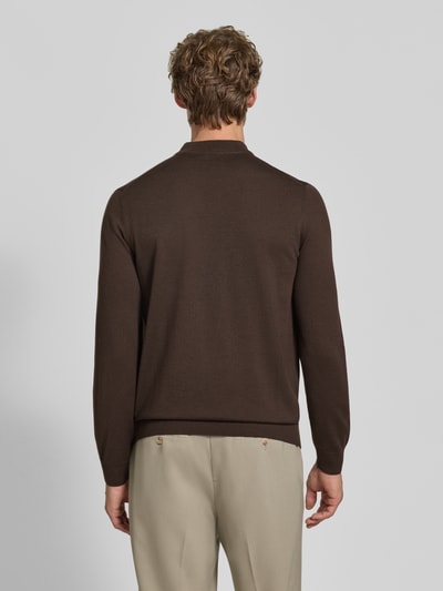 Männermodel trägt Regular Fit Pullover aus reiner Schurwolle Modell 'Davide' von JOOP! COLLECTION in Braun, Ganzkörperansicht Rückansicht.