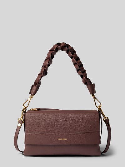 Produktfoto, Shoulder Bag mit Logo-Print Modell 'Grana' von Coccinelle, braunes Leder, goldene Details, strukturierte Oberfläche, geteiltes Hauptfach, abnehmbare Schulterriemen, 28 x 17 x 10 cm, Länge Schulterriemen 130 cm