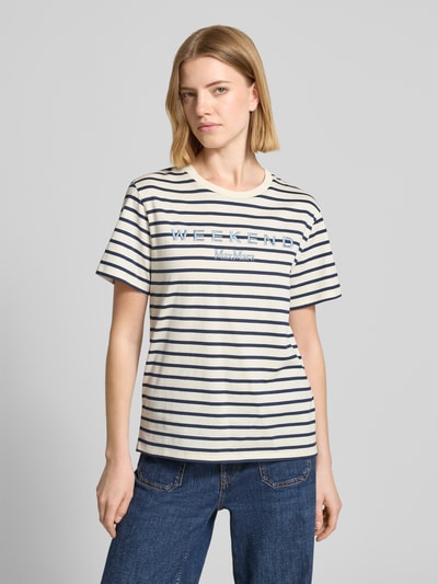 Frauenmodel trägt Relaxed Fit T-Shirt aus reiner Baumwolle Modell 'BORA' von Weekend Max Mara, unifarben, Motiv Stickerei, Ganzkörperansicht von vorne.
