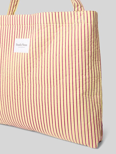 Produktfoto, Tote Bag mit Logo-Patch Modell 'Poplin' od STUDIO NOOS, żółty kolor z różowymi paskami, tekstura miękkiego materiału, otwarta komora główna, pasek na ramię, Szerokość w rozmiarze 1: 58 cm, długość 46 cm, głębokość 74 cm, długość paska na ramię 8 cm