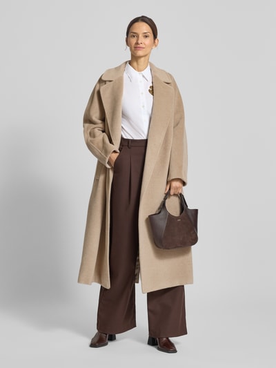 Frauenmodel trägt Regular Fit Mantel aus Woll-Alpaka-Mix mit Mohair-Anteil Modell 'TEMPERA' von Weekend Max Mara in Melange-Optik, Ganzkörperansicht von vorne.