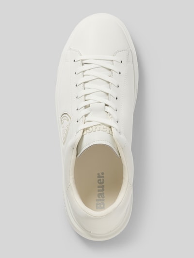 Produktfoto, Sneaker mit Label-Detail Modell 'BUCK' von Blauer USA aus Leder-Mix in Weiß, abgerundete Spitze, strukturierte Sohle, Schnürverschluss, Absatzhöhe 4 cm, Schafthöhe 8 cm, Schaftweite 9 cm.