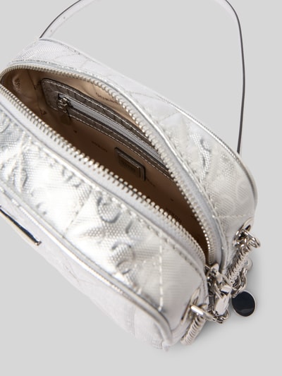 Guess Handtasche mit Label-Applikation Modell 'ALDINA CAMERA CROSSBODY' Silber 5