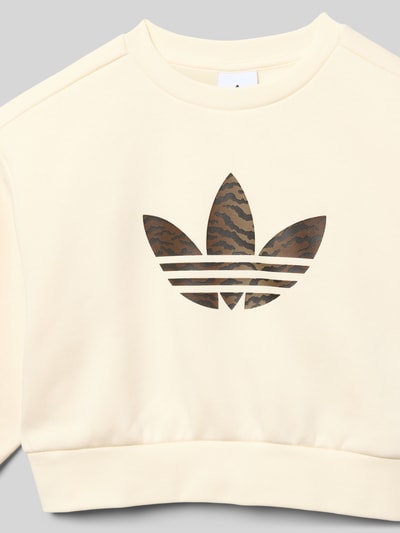 Produktfoto, Boxy Fit Sweatshirt mit Logo von adidas Originals aus cremefarbenem Baumwoll-Mix mit Rundhalsausschnitt und großem Logo-Print.
