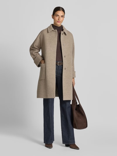 Vrouwenmodel draagt Mantel aus Lanawolle-Mix mit aufgesetzten Taschen van ICONS Cinzia Rocca in beige, regular fit, platte kraag, knoopsluiting, opgestikte zakken; mix van lanawol met stretch, ruglengte maat 36: 95 cm, schouderbreedte: 42 cm, borstwijdte: 58 cm, mouwlengte: 72 cm, voorkant volledige lichaamsweergave