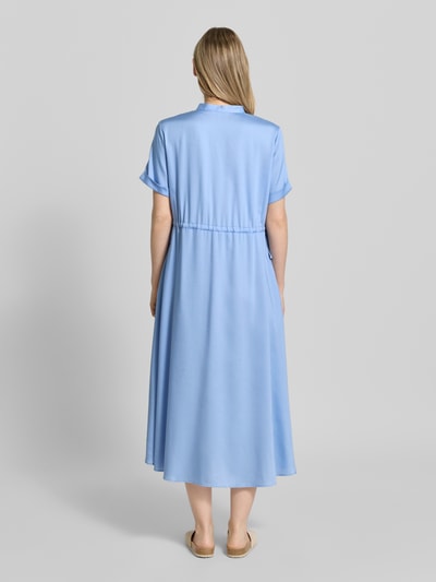 Frauenmodel trägt Midikleid aus Lyocell mit V-Ausschnitt von More & More in Hellblau, A-Linie, Stehkragen, Aufschlag, regulierbares Taillenband, Ganzkörperansicht Rückansicht.