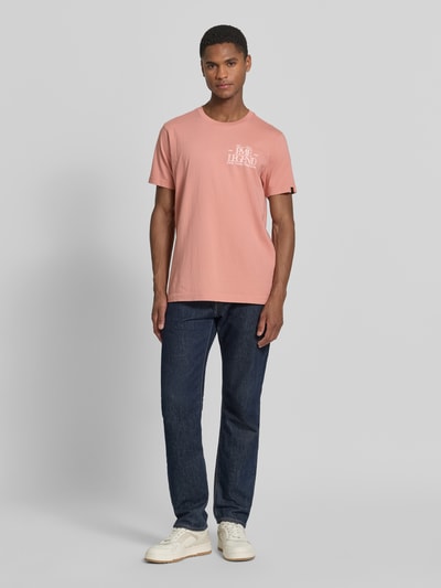 Männermodel trägt T-shirt mit Labelprint und ronde hals van PME Legend, heren, puur katoen, regular fit, ruglengte maat M 70 cm, ganzlichaamsaanzicht van voren.