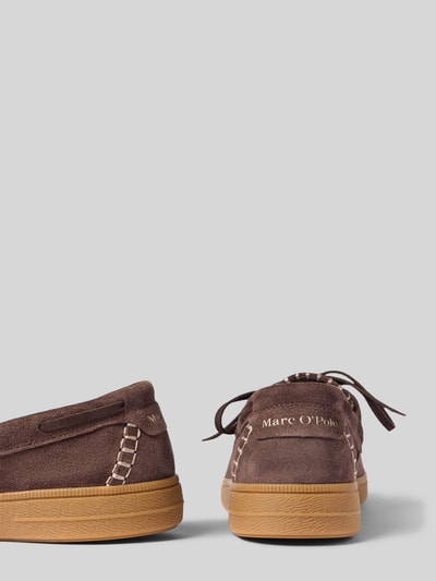 Produktfoto, Loafer aus echtem Rindsleder von Marc O'Polo in brauner Wildlederoptik mit Label-Applikation, Schleife, leicht profilierter Sohle