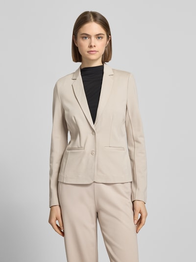 Frauenmodel trägt taillierten, unifarbenen Viskose-Mix Blazer Modell 'POPTRASH' von Only mit Reverskragen, Ganzkörperansicht von vorne.
