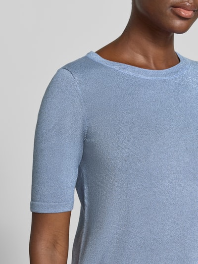 Frauenmodel trägt Regular Fit Pullover aus Viskose-Mix Modell 'LT JULI' von Betty Barclay in Hellblau mit feiner Struktur, Nahaufnahme Oberkörper, Damen Pullover von Betty Barclay.