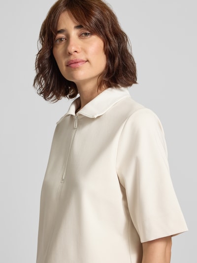 Frauenmodel trägt Sweatshirt mit Stehkragen und 1/2-Arm von Marc Cain, cremefarbener Baumwoll-Mix mit Modal-Anteil, Nahaufnahme Oberkörper.
