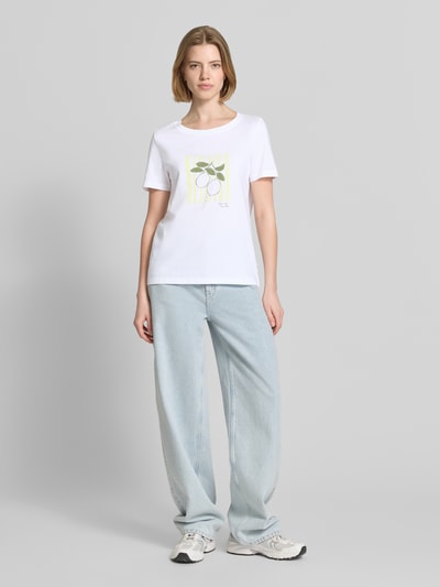 Frauenmodel trägt Regular Fit T-Shirt aus reiner Baumwolle von s.Oliver RED LABEL, Optik: Unifarben, Applikation: Label-Applikation, Pailletten, Motiv-Print, Rundhals, Ärmelform: Kurzarm, Materialverarbeitung: Jersey, Ganzkörperansicht von vorne.