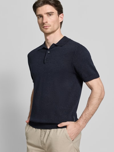 Männermodel trägt dunkelblaues Regular Fit Poloshirt mit Knopfleiste Modell 'BELLS' von Casual Friday aus Baumwoll-Lyocell-Mix, Strickshirt, Ganzkörperansicht von vorne. Rückenlänge bei Größe M: 70 cm.