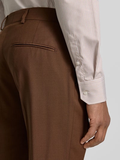 Männermodel trägt Anzughose mit Bügelfalte Modell 'Tenuta' von Tiger Of Sweden, brauner Stoff, Gesäßleistentasche, Nahaufnahme Rückansicht, Straight Fit, Material mit Baumwoll-Anteil