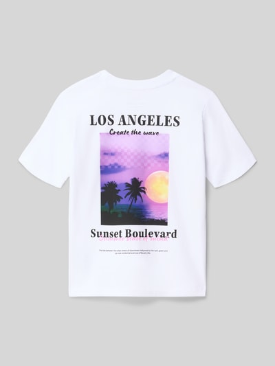 Jongen draagt T-shirt met motiefprint model 'CITY' van Jack & Jones in puur katoen, regular fit, ronde hals, ruglengte maat 140: 53 cm, ganzekörperansicht rückansicht.