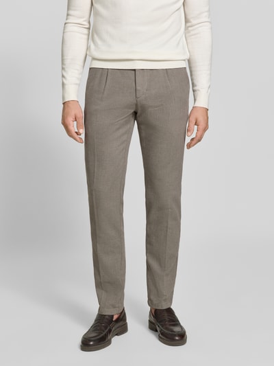 Męski model nosi Regular Fit Schmale Hose aus Baumwoll-Mix Modell 'Stig Jogger' von Marc O'Polo w jasnobrązowym kolorze, prosta forma, tekstura gładka, Herren Schmale Hose von Marc O'Polo, całkowity widok z przodu.