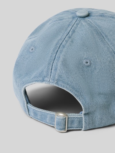 Produktfoto, Basecap mit Statement-Stitching von Jake*s Casual aus reiner Baumwolle, verstärkter Schirm, verstellbarer Riegel an Rückseite, eingestickte Luftlöcher, hellblaue Farbe, strukturierte Oberfläche.