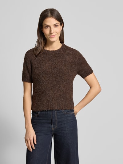 Frauenmodel trägt Regular Fit Sweater mit Woll-Anteil Modell 'Tosca' von Mango, braune Strick-Optik, kurze Ärmel, Nahaufnahme Oberkörper.