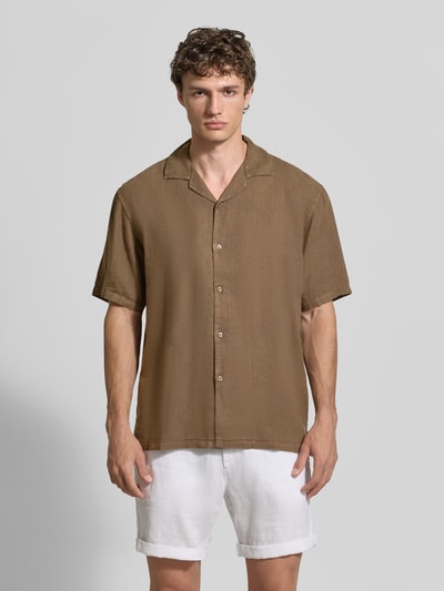 Männermodel trägt Regular Fit Leinenhemd mit Reverskragen von MCNEAL in Braun, reine Leinenstruktur, Knopfleiste, Kurzarm, Ganzkörperansicht von vorne.