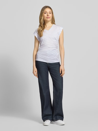 Frauenmodel trägt Slim Fit T-Shirt aus reiner Baumwolle Modell 'EVKA' von BOSS, Optik: Unifarben, Muster: Gestreift, Raffung, V-Ausschnitt, Kurzarm, Ärmelabschluss: fixierter Umschlag, Feinripp, Material: Reine Baumwolle, Ganzkörperansicht von vorne.