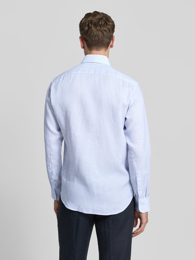 Männermodel trägt Regular Fit Leinenhemd mit Kentkragen von Christian Berg Men, hellblau, strukturierte Oberfläche, Ganzkörperansicht Rückansicht.