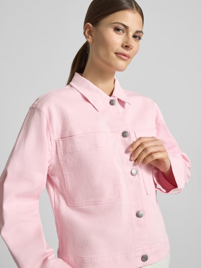 Vrouwenmodel draagt Regular fit jacke met borstzakken model 'Bess' van Soyaconcept, elastische katoenmix, lichtroze, knoopsluiting, omgeslagen kraag, detailopname bovenlichaam