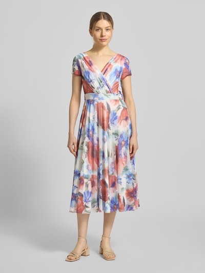 Modelka nosi Cocktailkleid mit V-Ausschnitt von Vera Mont, kolorowy szyfon, linia A, midikleid, optyka kopertowa, podszewka kryjąca, tylny zamek, długość pleców w rozmiarze 36: 120 cm, szerokość w rozmiarze 36: 39 cm, długość rękawa w rozmiarze 36: 14 cm, widok całej sylwetki z przodu.
