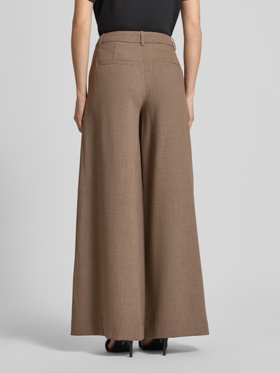 Frauenmodel trägt Wide Leg Hose mit Viskose-Anteil Modell 'Darina' von MSCH Copenhagen, braun, Material-Mix, Ganzkörperansicht Rückansicht. Damen Hose, französische Eingrifftaschen, Knopf- und Reißverschluss, Bundweite bei Größe S 38 cm, Innenbeinlänge 81 cm.