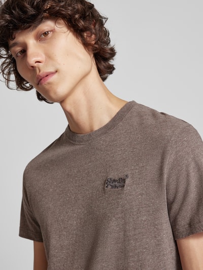 Superdry T-Shirt mit Label-Stitching Dunkelbraun Melange 3